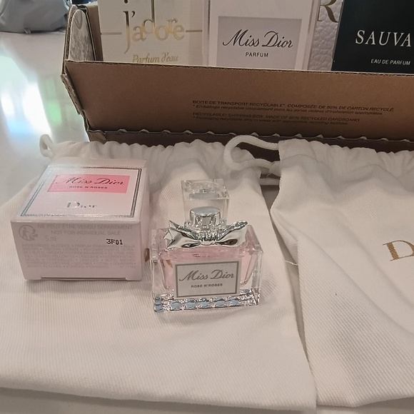 💋Dior NEW W/Bag Box Tissue Card Two (2) pouches and Mini fragrance and samples! - Picture 5 of 7